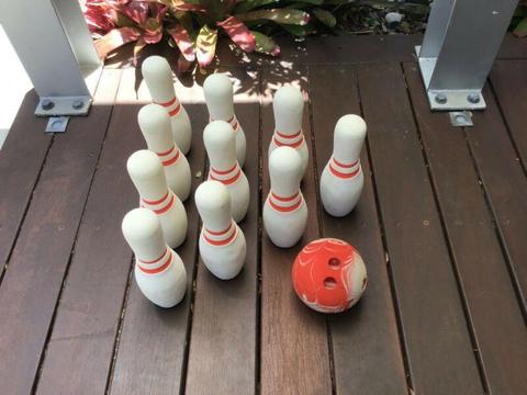 Indoor/outdoor kids ten pin bowling set in great condition