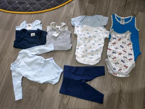 Newborn baby boys clothes size 0000 - 10 tems