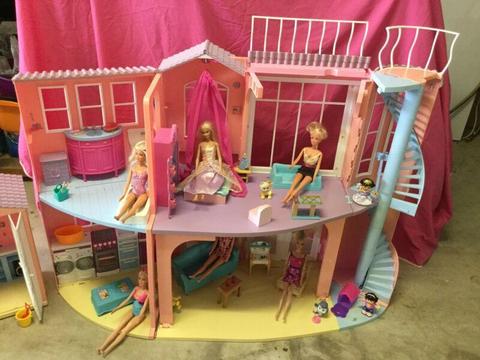 Barbie Dollshouse/Furniture/Dolls
