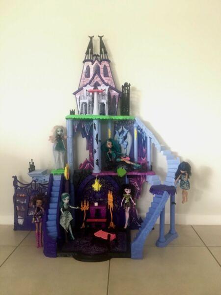 Monster High Castle & Dolls