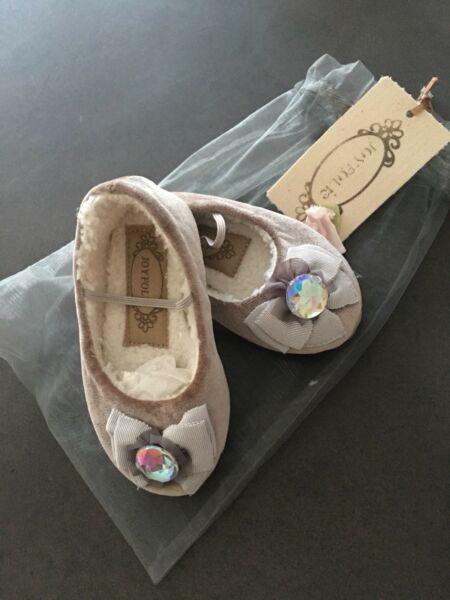 New baby girls JOYFOLIE USA slippers Sz 5