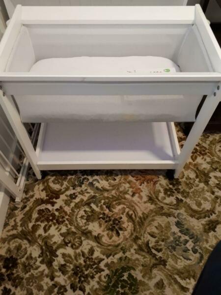 Grotime White Bassinet-Excellent cond