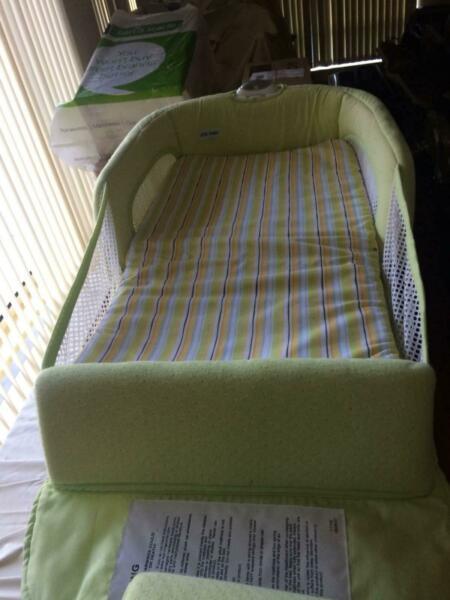 FIRST YEARS CO-SLEEPER AND AIRWRAP MESH COT BUMPER