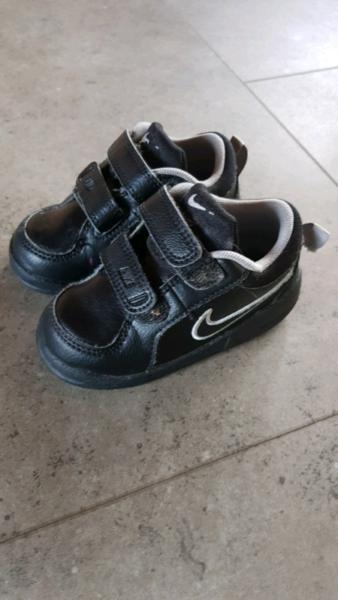 Nike kid shoes size eur22