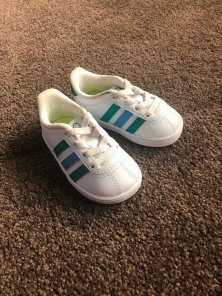 Adidas Neo Toddler Size 4 sneakers