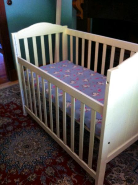 WHITE COT/ TODDLER BED