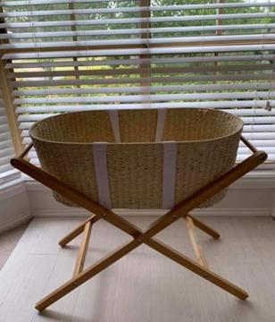 Excellent like new used condition bassinet