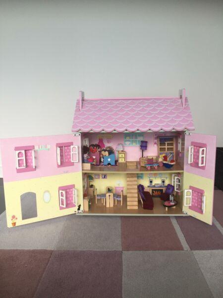 Doll house with accessories