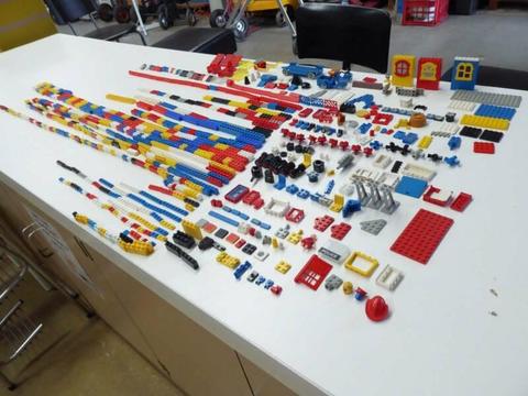 LEGO BULK LOT 700 PIECES