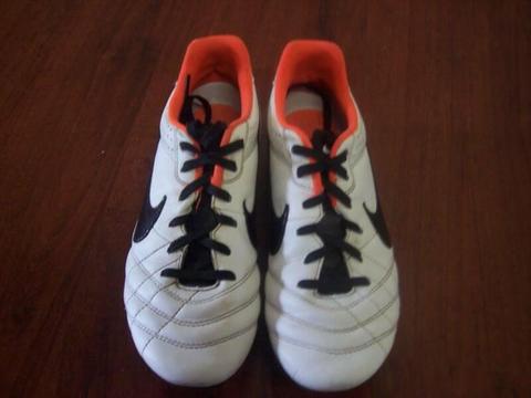 kids Nike football boots-size 5