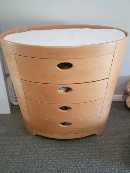 Cocoon nest baby change table