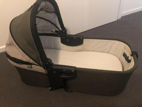Valco baby bassinet with portable stand