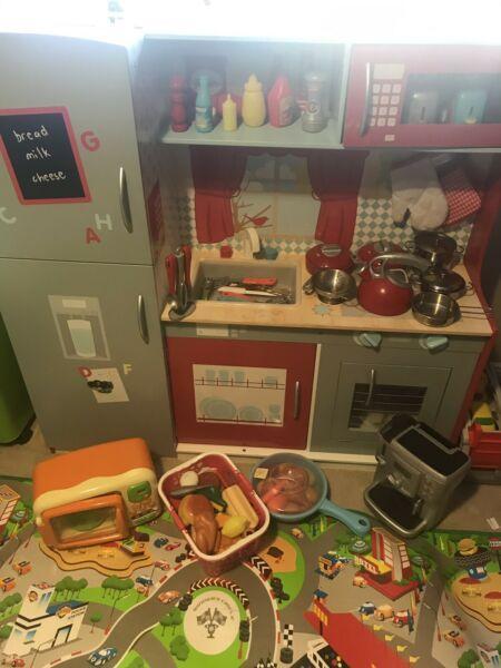 Children's play kitchen