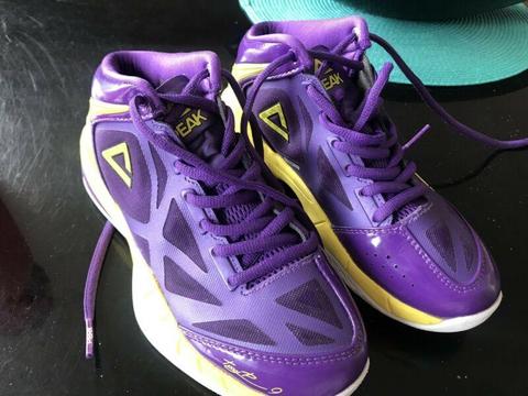 Basketball shoes size US 4