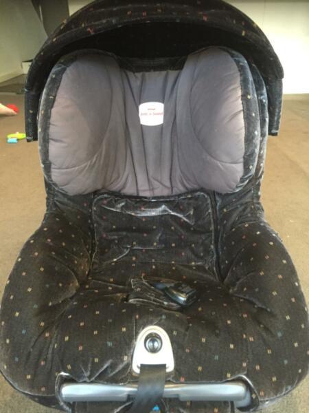Safe n Sound Baby Car Seat in great condition