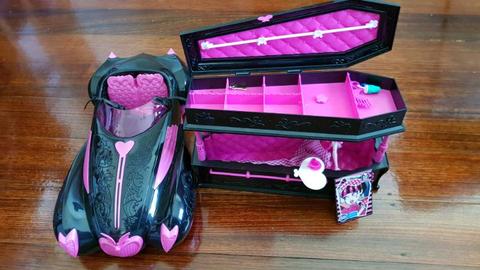 Monster High Draculora car and coffin