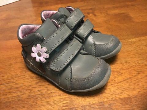 Clarks girls / toddler shoes boots size 5.5