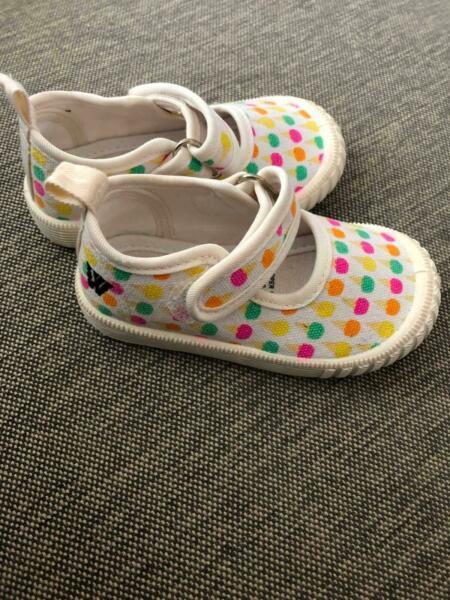 Walnut toddler shoes size 23 (girls)