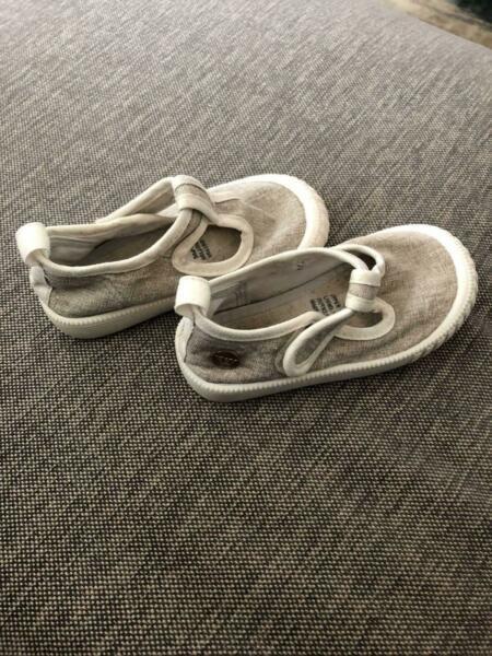 Walnut infant shoes size 22 (girls)