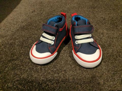 NEW Clarks toddler shoes (Size 4)