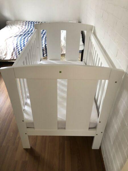 Baby & toddlers cot/bed
