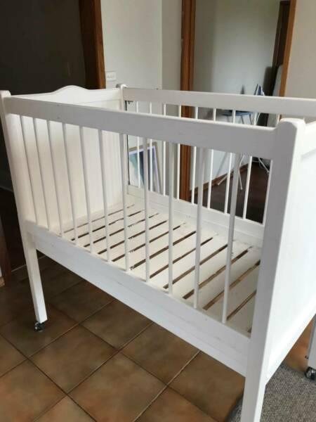 Baby Cot White on wheels
