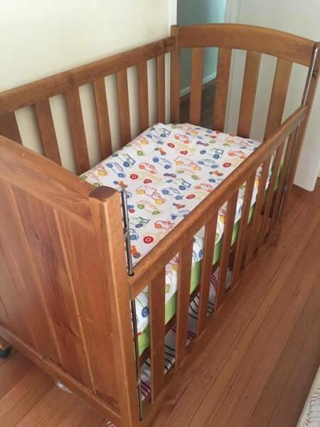 Baby cot, change table and drawers matching set, great condition
