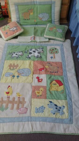 Baby blanket/mat, bumper and pillow set