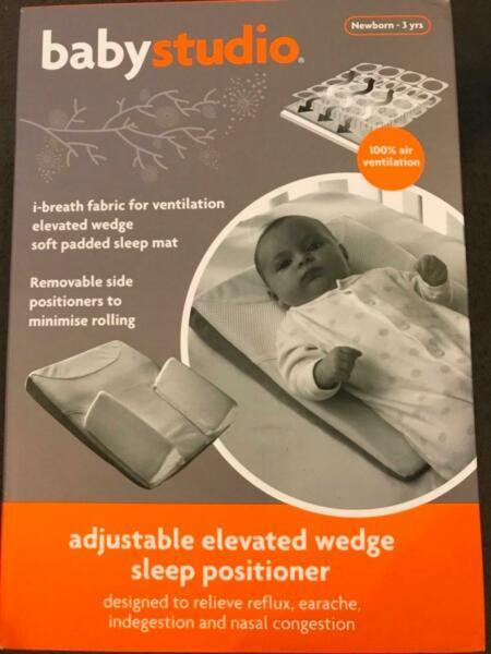 Baby adjustable wedge sleep positioner