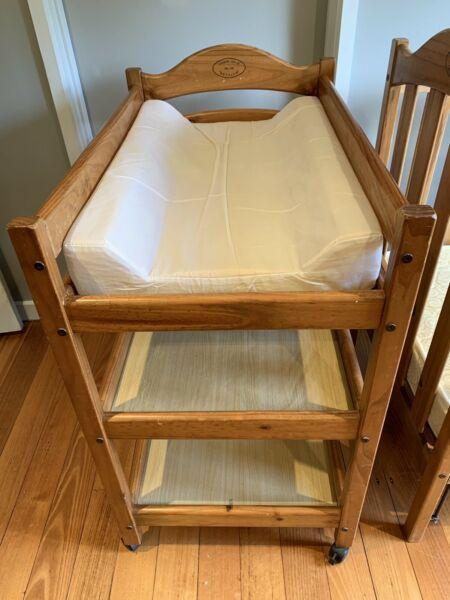 Cabin crib settler wooden cot and change table