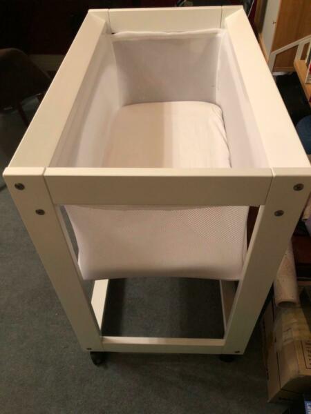 Boori Urbane Bassinet - white in very good condition