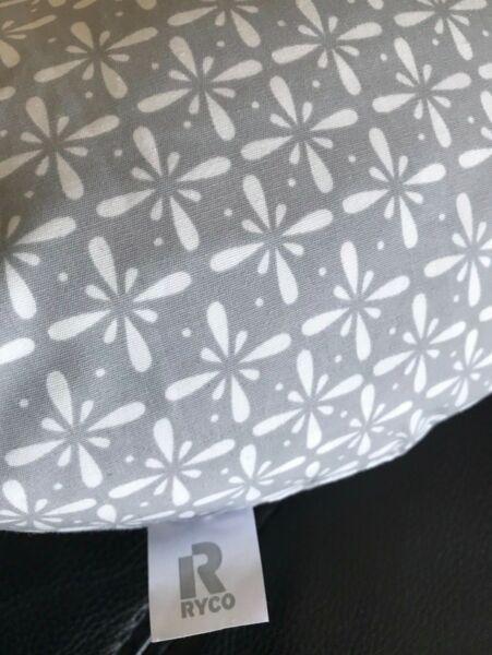 Breastfeeding pillow