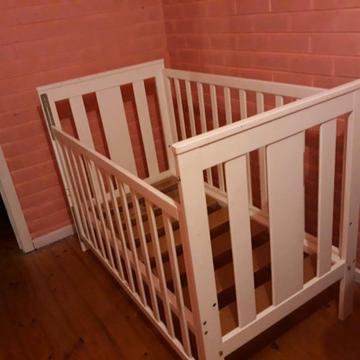 Timber coat baby bed