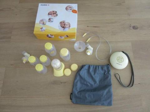 Medela Swing Pump Essentials Pack and bottles in great condition