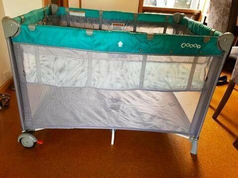 Portable baby cot