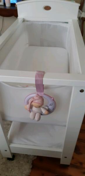 Booth white bassinet