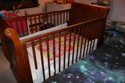 BRUIN Wooden cot and matching change table