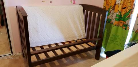 Boori Classic Cot/toddler bed and matching chest of drawers
