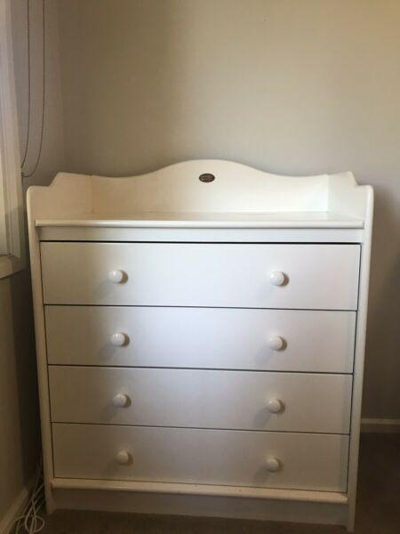Boori chest of drawers with change table top