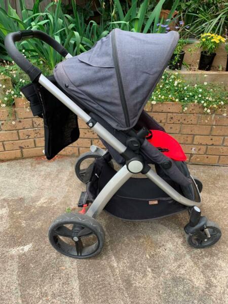 Mountain Buggy Cosmopolitan Pram with loads of extras
