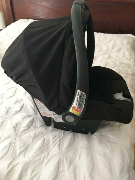 Baby Capsule & Reversible Stroller/Pram