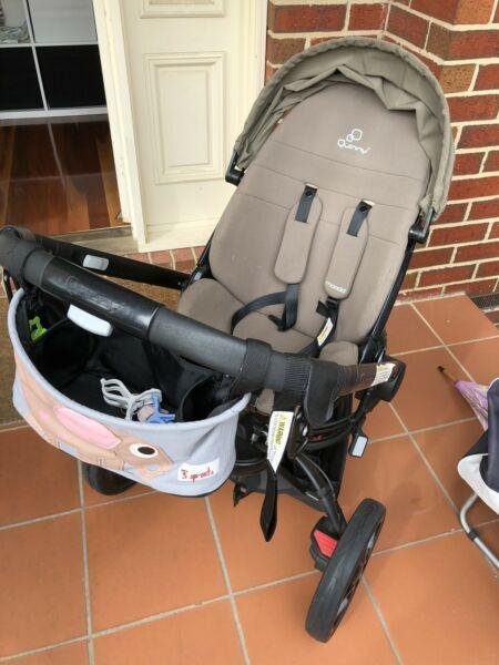 Quinny stroller and new born basket with raincoat