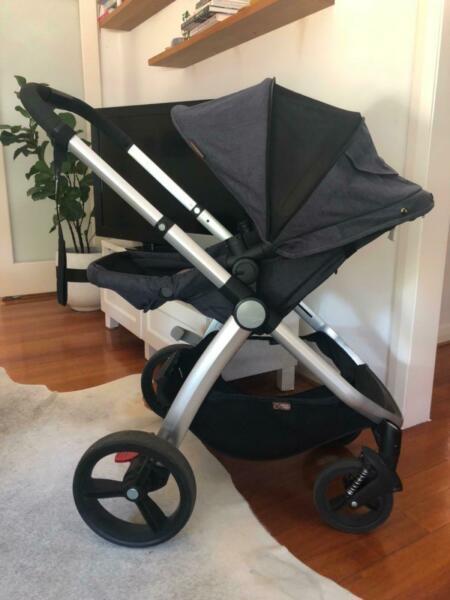 Moutain Buggy Cosmopolitan pram with Carrycot bassinet