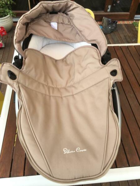 Silver cross pram w/newborn bassinet