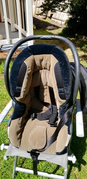 Maxi Cosi baby car seat with extra base