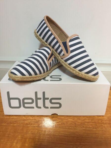 Brand New Girls Betts Shoe Size 13.5