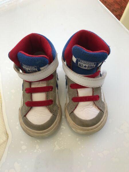 Boys leather converse shoes size us 5