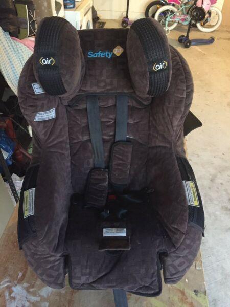 Safety 1st convertible car seat (0-4years)