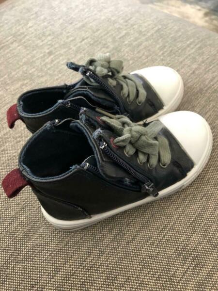 Milkshake infant boots (size 7, boys)