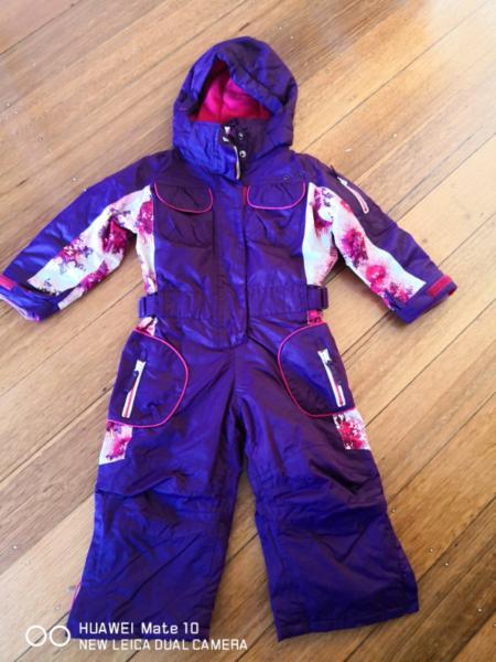 Snow suit for girls size 4. Used once
